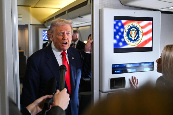 El presidente estadounidense Donald Trump habla con los periodistas a bordo del Air Force One antes de partir de la Base Conjunta Andrews, Maryland, el 31 de octubre de 2025. Trump se dirige a su residencia de Mar-a-Lago, Florida, para pasar el fin de semana. (Foto de ROBERTO SCHMIDT / AFP)

