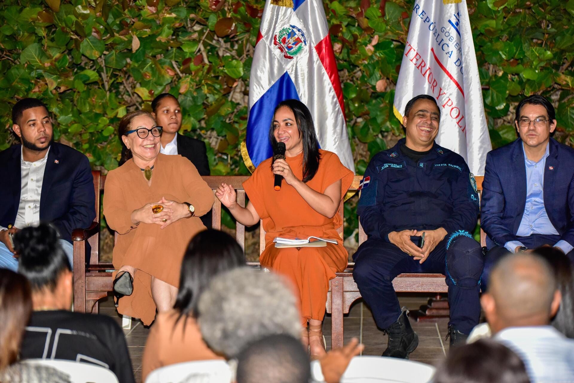 Ministra Faride Raful encabeza Mesa de Seguridad, Ciudadanía y Género en Santiago