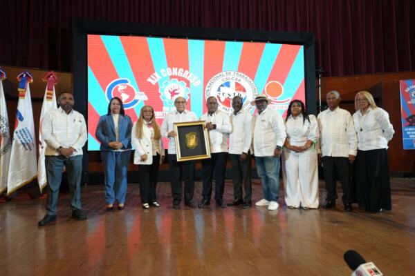 CNTD reconoce trayectoria del profesor Rafael Santos Badía por sus aportes al movimiento sindical dominicano