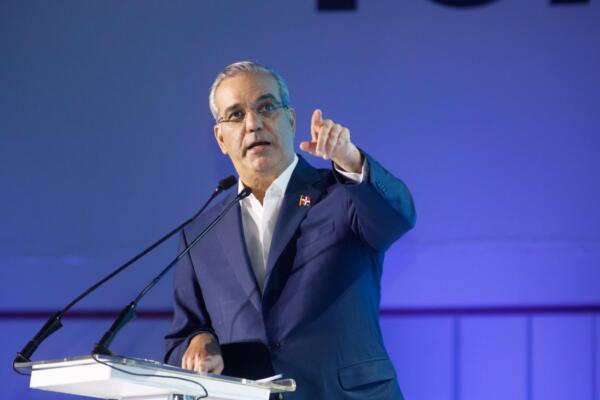 El presidente Abinader afirmó que “sin conectividad aérea no hay éxito en turismo”.