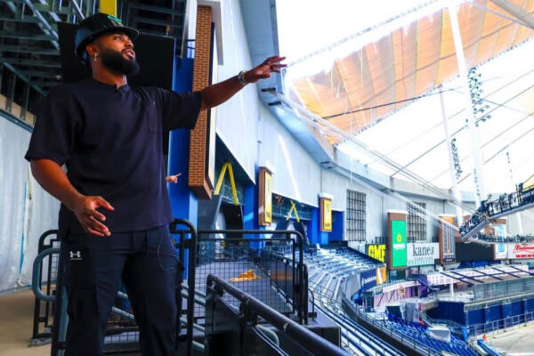 Junior Caminero revisando detalles en el Tropicana Field