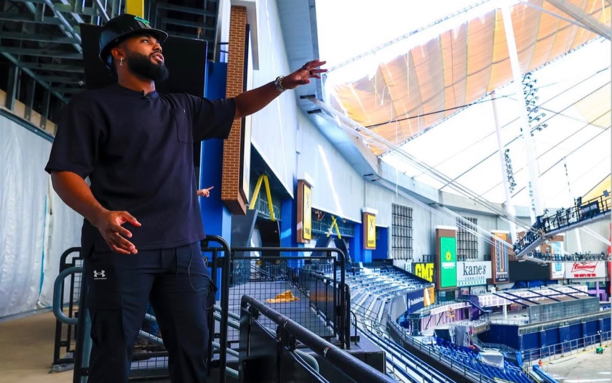 Junior Caminero revisando detalles en el Tropicana Field