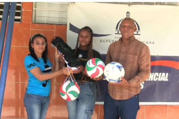 ¡Historia de superación! Tras el reportaje de CDN, el Ministerio de Deportes entregó utilería a la Liga de Voleibol de Monte Grande, Azua.