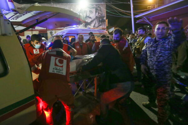 Trabajadores médicos llevan el cuerpo de un palestino fallecido en la entrada del hospital Al Hamshari tras un ataque israelí que tuvo como objetivo el campamento cerca de la ciudad portuaria de Sidón, sur del Líbano, 18 de noviembre de 2025. Según la Agencia Nacional de Noticias del Líbano (NNA), trece personas murieron en el ataque aéreo israelí al campamento de refugiados palestinos de Ain El Helweh, incluidos niños. (Líbano) EFE/EPA/WAEL HAMZEH