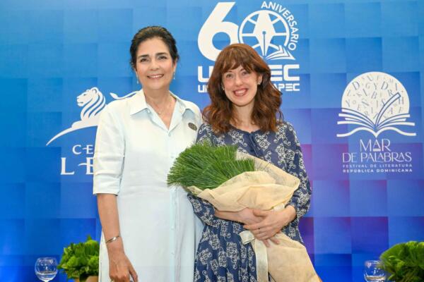 Dra. Mar_a Amalia Le_n junto a Irene Vallejo.
Foto: fuente externa