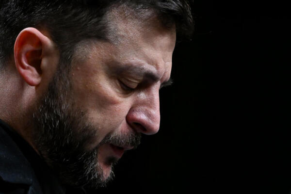 El presidente de Ucrania, Volodymyr Zelensky, asiste a una conferencia de prensa conjunta con el presidente de Turquía tras su reunión en el Complejo Presidencial de Ankara el 19 de noviembre de 2025. Zelensky afirmó su deseo de revitalizar las estancadas conversaciones de paz, que se han tambaleado tras varias rondas de conversaciones entre Rusia y Ucrania en Estambul este año sin lograr avances. Moscú no ha acordado un alto el fuego y, en cambio, ha seguido avanzando en el frente y bombardeando ciudades ucranianas. (Foto de Ozan KOSE / AFP)
