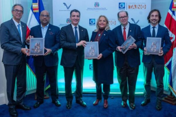 La delegación del Popular estuvo encabezada por su presidente ejecutivo, señor Christopher Paniagua, y otros ejecutivos de la organización financiera.