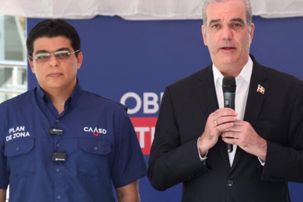 El presidente Luis Abinader y el director de la Caasd, Felipe Suberví durante el lanzamiento.