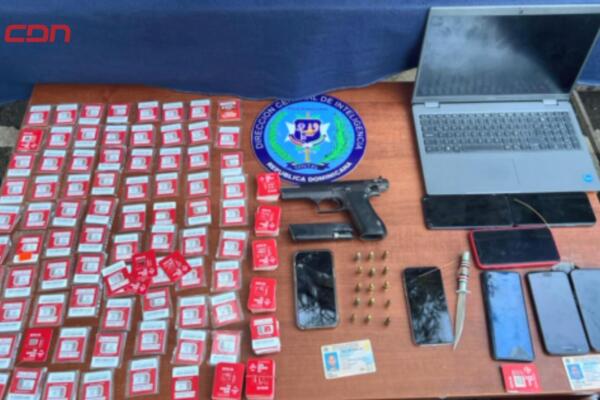 Agentes de unidades tácticas durante los operativos simultáneos en Santiago, donde fueron desmanteladas redes de estafas electrónicas y microtráfico.