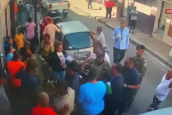 Comerciantes denuncian abuso de agentes de Migración en Santiago.
