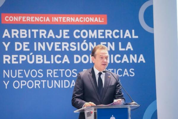  El ministro de Industria, Comercio y Mipymes (MICM), Víctor -Ito- Bisonó