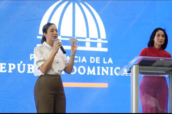 La primera dama, Raquel Arbaje, y la directora de Desarrollo Social Supérate, Gloria Reyes.
