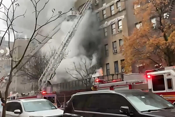 “Bomberos combaten incendio en taller mecánico de Tremont Ave., Bronx.