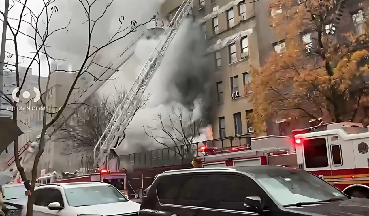 “Bomberos combaten incendio en taller mecánico de Tremont Ave., Bronx.