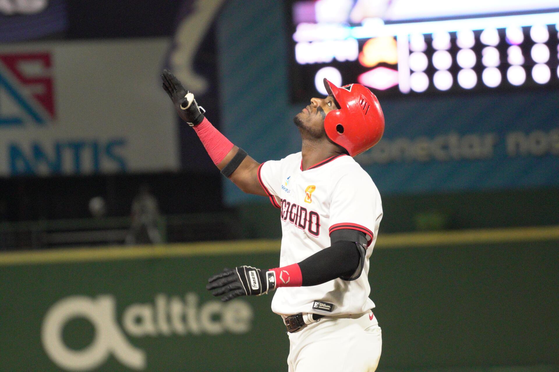 Junior Lake conecta hit 500 en series regulares en Lidom
