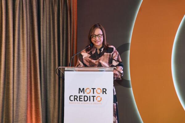 La presidenta ejecutiva de Motor Crédito, Benahuare Pichardo, presenta los resultados financieros y las perspectivas del sector automotriz para 2026 durante el encuentro anual con dealers y concesionarios.