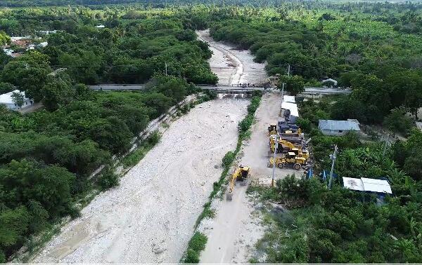 Denuncian construcción de muro de gaviones en El Estero de Neyba amenaza cosechas y viviendas. FOTO: Fuente externa
