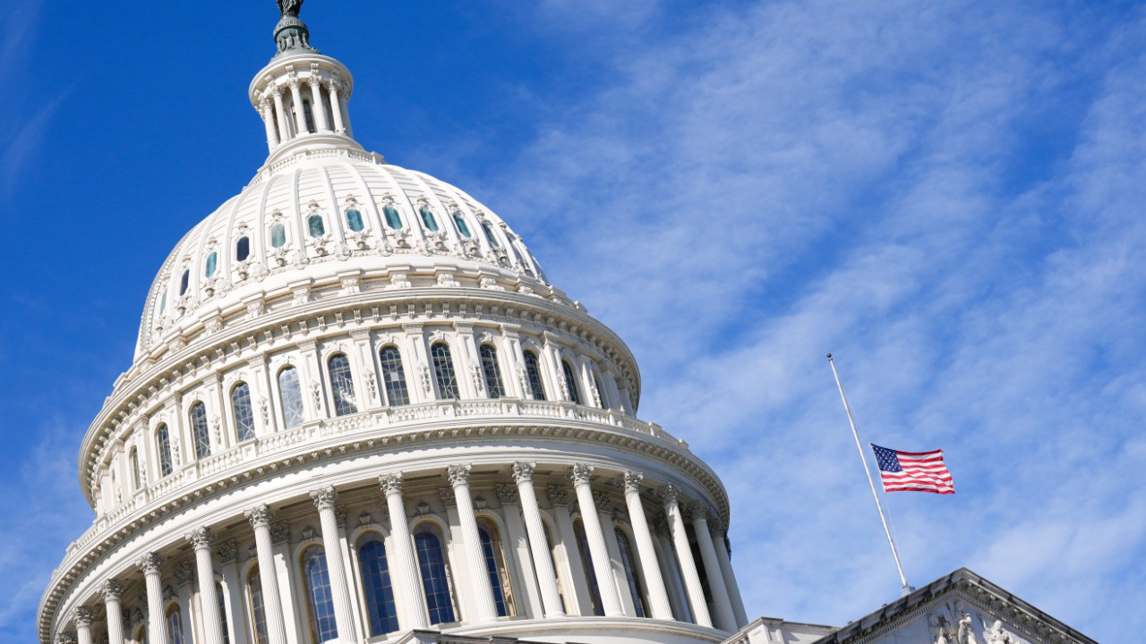 El Capitolio de Estados Unidos espera la propuesta que permita terminar el cierre del gobierno en EE.UU