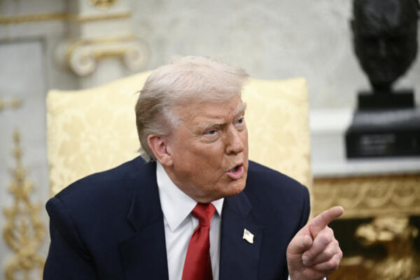El presidente estadounidense Donald Trump responde a las preguntas de la prensa durante una reunión con el príncipe heredero y primer ministro del Reino de Arabia Saudita, Mohammed bin Salman, en el Despacho Oval de la Casa Blanca en Washington, D.C., el 18 de noviembre de 2025. (Foto de Brendan Smialowski / AFP)
