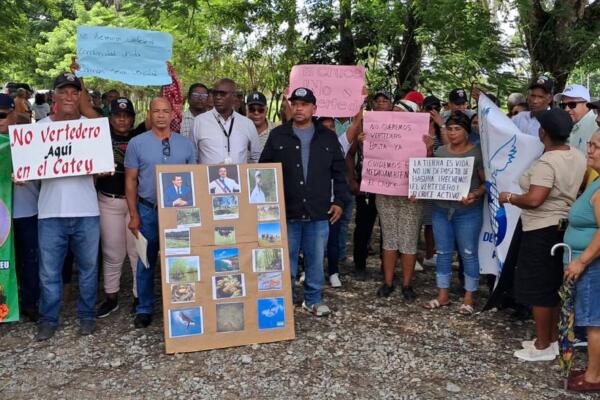 La protesta contó con el respaldo del Frente Amplio de Lucha Popular (Falpo) y de su vocero Emmanuel Darío.