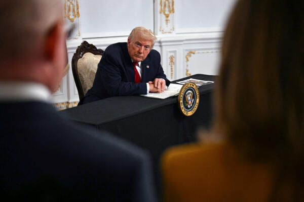 El presidente de Estados Unidos, Donald Trump, escucha la pregunta de un periodista mientras participa en una videollamada con militares desde su residencia en Mar-a-Lago, Palm Beach, Florida, el 27 de noviembre de 2025, durante el Día de Acción de Gracias. El presidente estadounidense, Donald Trump, declaró el jueves que Sarah Beckstrom, una de las dos soldados de la Guardia Nacional que recibieron disparos el día anterior cerca de la Casa Blanca, había muerto, mientras que el otro soldado luchaba por su vida. (Foto de Jim WATSON / AFP)
