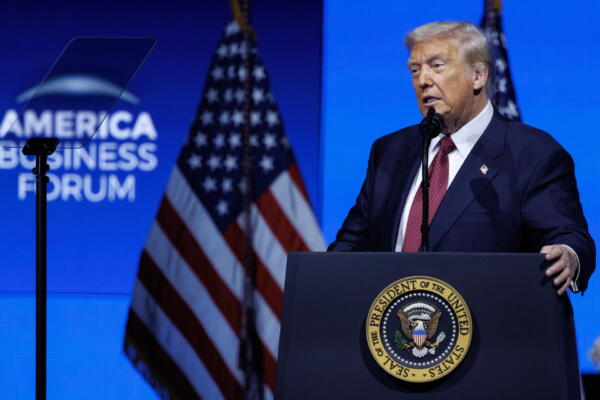El presidente de Estados Unidos, Donald Trump, interviene en la edición inaugural del America Business Forum en Estados Unidos, celebrada en el Kaseya Center de Miami, Florida, EE.UU. EFE/EPA/CRISTOBAL HERRERA-ULASHKEVICH