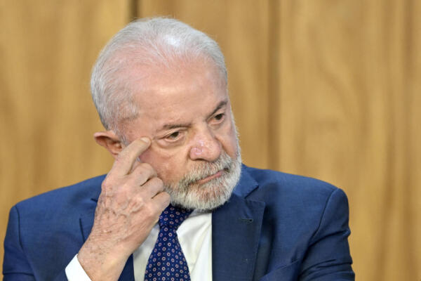 El presidente de Brasil, Luiz Inácio Lula da Silva, gesticula durante la firma de un decreto con medidas para mitigar el impacto económico del aumento de hasta un 50 % en los aranceles de importación a productos brasileños por parte del gobierno estadounidense, en el Palacio de Planalto, Brasilia, el 13 de agosto de 2025. (Foto: EVARISTO SA / AFP)