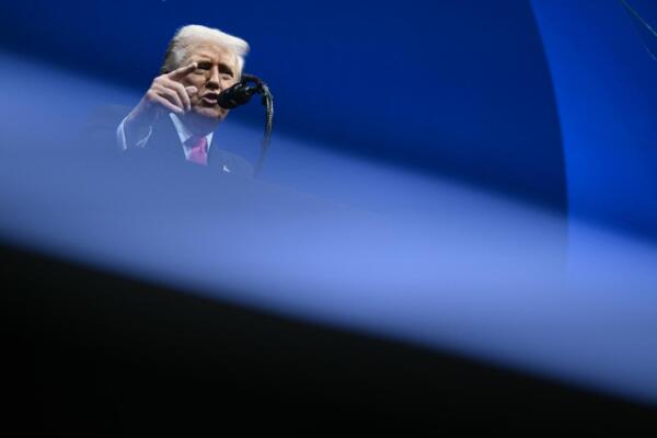 El presidente estadounidense Donald Trump pronuncia un discurso en el Foro de Inversión Estados Unidos-Arabia Saudita en el Centro John F. Kennedy para las Artes Escénicas en Washington, D.C., el 19 de noviembre de 2025. (Foto de Brendan Smialowski / AFP)

