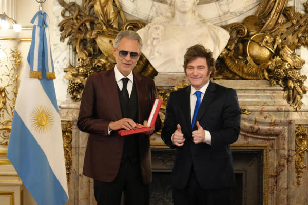 Fotografía cedida por la Presidencia de Argentina del mandatario, Javier Milei (d) posando junto al tenor italiano Andrea Boccelli en la Casa Rosada este miércoles, en Buenos Aires (Argentina). EFE/ Presidencia de Argentina