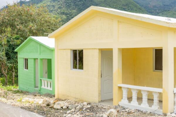 La fundación, creada por Fray José María Guerrero, construyó las viviendas gracias al apoyo de miles de dominicanos, instituciones y empresas.