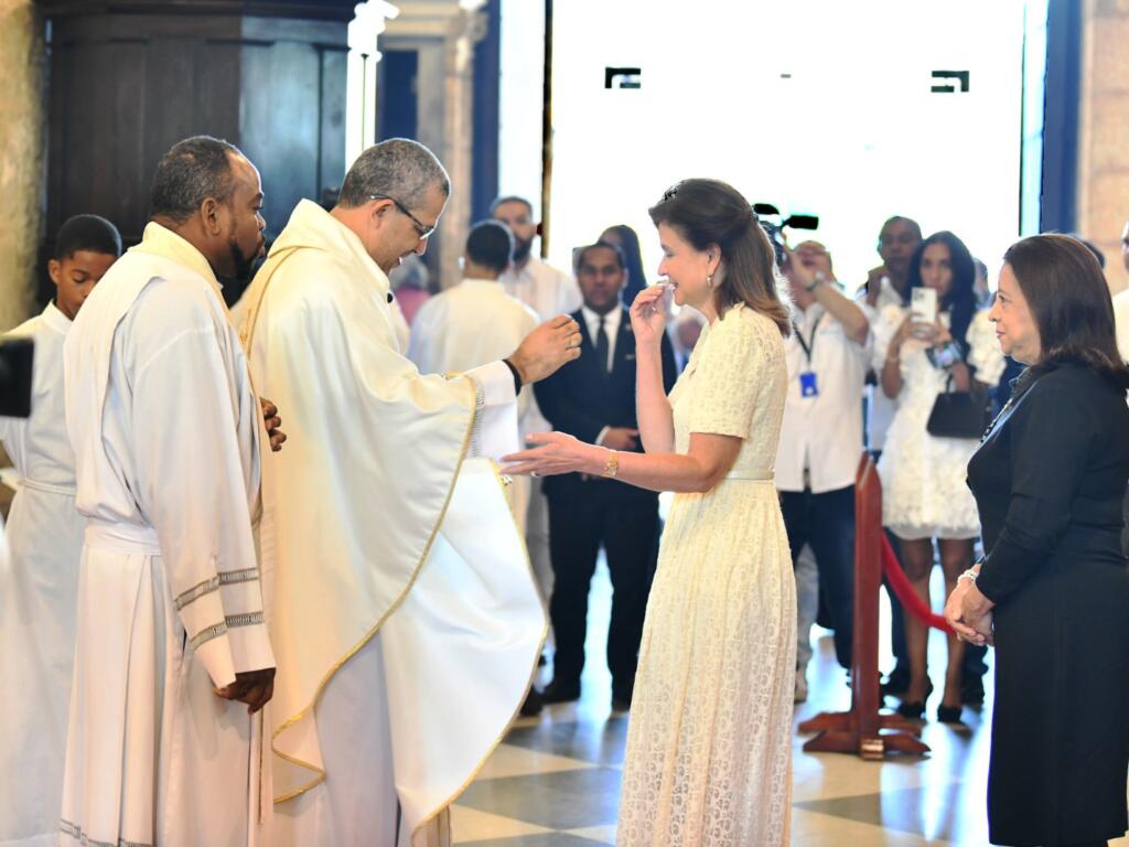 Mons. Morel Diplán y la vicepresidenta Raquel Peña. Foto: Félix de la Cruz