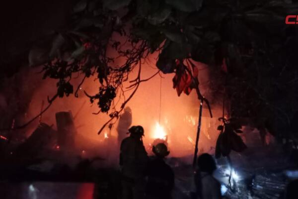 Bomberos trabajan para sofocar el incendio que redujo a cenizas una vivienda en el sector Camboya, Barahona.