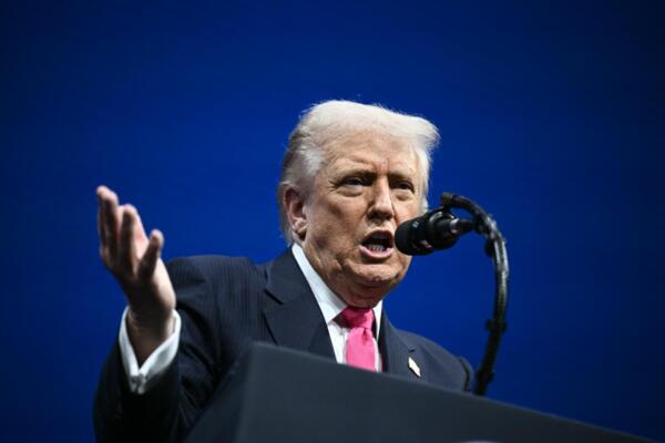 El presidente estadounidense Donald Trump pronuncia un discurso en el Foro de Inversión Estados Unidos-Arabia Saudita en el Centro John F. Kennedy para las Artes Escénicas en Washington, D.C., el 19 de noviembre de 2025. (Foto de Brendan SMIALOWSKI / AFP)
