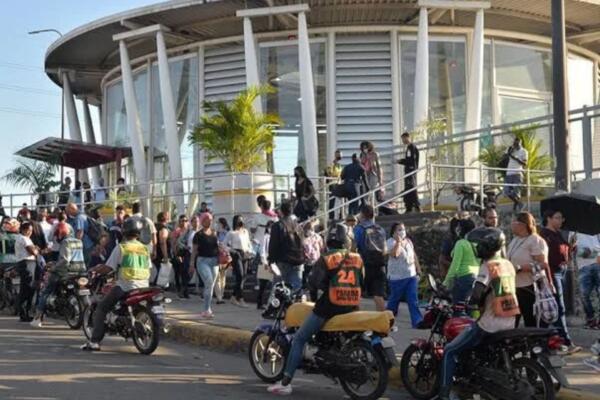 Personas detenidas en la estación del Metro María Montez.