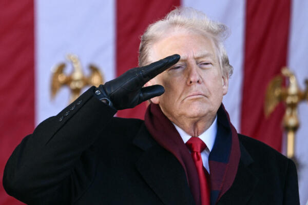 El presidente estadounidense Donald Trump saluda al concluir una ceremonia del Día de los Veteranos en el Cementerio Nacional de Arlington, Virginia, el 11 de noviembre de 2025. (Foto de Brendan SMIALOWSKI / AFP)
