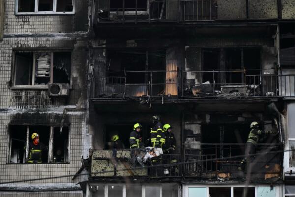 Rescatistas ucranianos trabajan en un edificio residencial dañado tras un ataque con drones en Kiev el 29 de noviembre de 2025, en medio de la invasión rusa a Ucrania. Un ataque con drones rusos tuvo como objetivo la capital ucraniana en la madrugada del 29 de noviembre de 2025, matando a una persona y hiriendo a siete, según informaron las autoridades de Kiev. (Foto de Genya SAVILOV / AFP)
