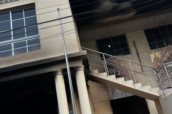 De acuerdo con informaciones preliminares, el fuego se originó en el depósito de combustible ubicado dentro del recinto policial.