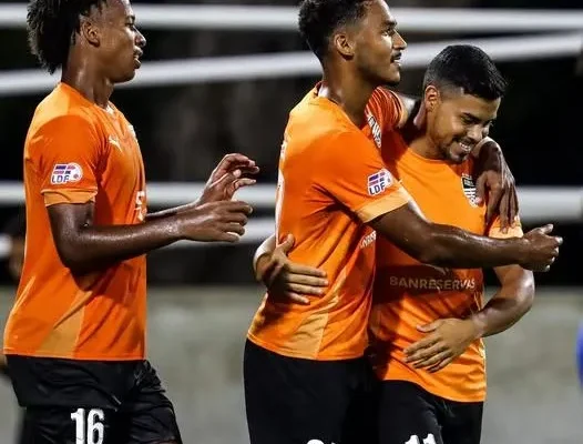 El onceno naranja dominó el juego de principio a fin y fueron escasas las ocasiones en que los visitantes  llegaron a la portería naranja.