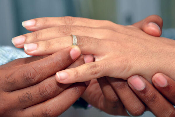 El artículo 55 de la Constitución dominicana define el matrimonio entre un hombre y una mujer