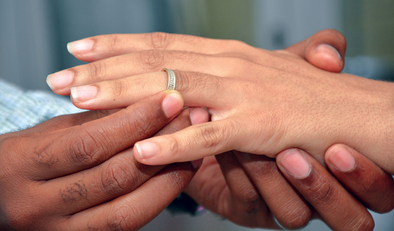 El artículo 55 de la Constitución dominicana define el matrimonio entre un hombre y una mujer