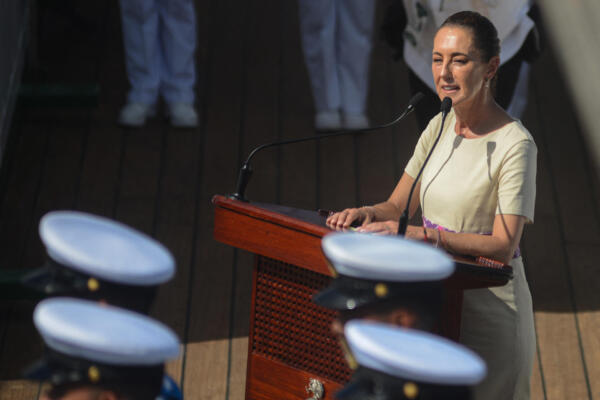 La presidenta de México, Claudia Sheinbaum, habla durante la ceremonia de bienvenida al buque escuela Cuauhtémoc, también conocido como el 