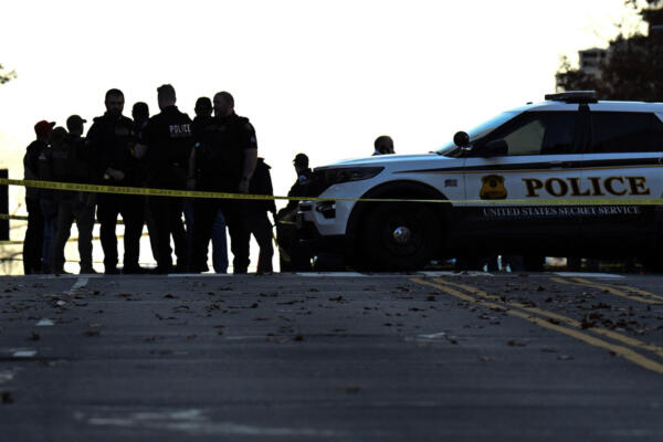 Funcionarios encargados de hacer cumplir la ley visitan la escena del crimen de un tiroteo en el centro de Washington, DC, el 26 de noviembre de 2025.