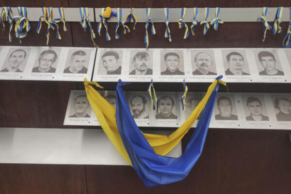 Una bandera ucraniana colocada en el Monumento de la Centena Celestial durante la conmemoración de los manifestantes asesinados durante la Revolución de la Dignidad de 2013-2014, que precedió al inicio del conflicto entre Ucrania y Rusia. EFE/ Rostyslav Averchuk 