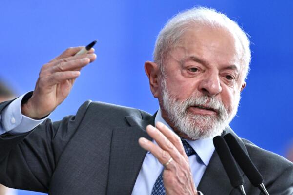 El presidente de Brasil, Luiz Inácio Lula da Silva, gesticula durante la ceremonia de firma de la nueva Ley del Impuesto sobre la Renta en el Palacio de Planalto, Brasilia, el 26 de noviembre de 2025. (Foto: Evaristo Sa / AFP)
