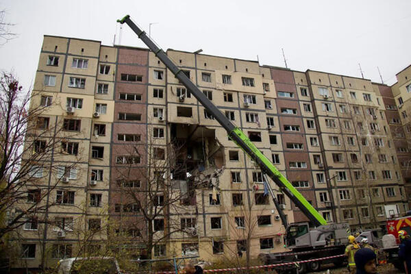 En esta fotografía distribuida por la Administración Militar Regional de Dnipropetrovsk el 8 de noviembre de 2025, rescatistas ucranianos trabajan en el lugar de un edificio residencial gravemente dañado tras un ataque aéreo en Dnipro, en el contexto de la invasión rusa de Ucrania.  (Foto distribuida por la Administración Militar Regional de Dnipropetrovsk / AFP) 