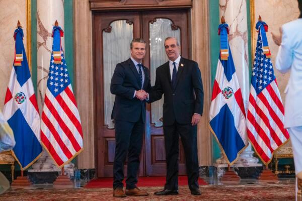 Presidente Luis Abinader junto al secretario de Defensa de los Estados Unidos, Pete Hegseth. Foto fuente externa
