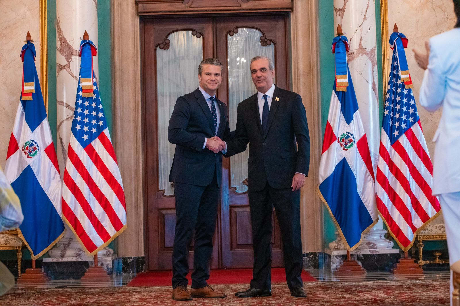 Presidente Luis Abinader junto al secretario de Defensa de los Estados Unidos, Pete Hegseth. Foto fuente externa