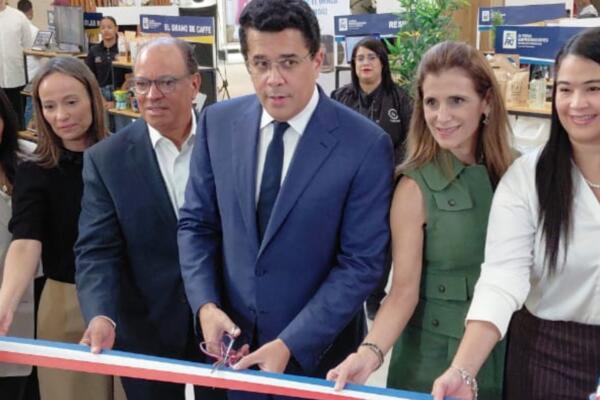 El ministro de Turismo, David Collado, encabezó la inauguración de la Feria de Emprendedores en Santiago.