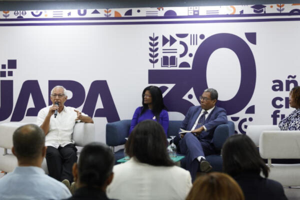 Ángel Hernández presenta su libro sobre su gestión educativa