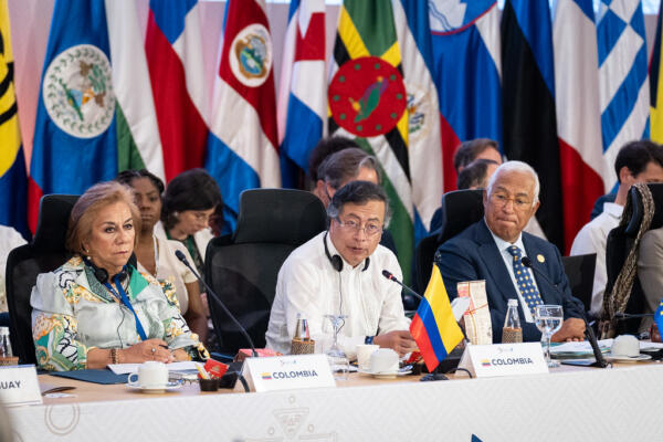 Fotografía cedida por la Cancillería de Colombia del presidente de Colombia Gustavo Petro (c), hablando en la IV Cumbre CELAC-UE este domingo, en Santa Marta (Colombia). EFE/ Cancillería de Colombia